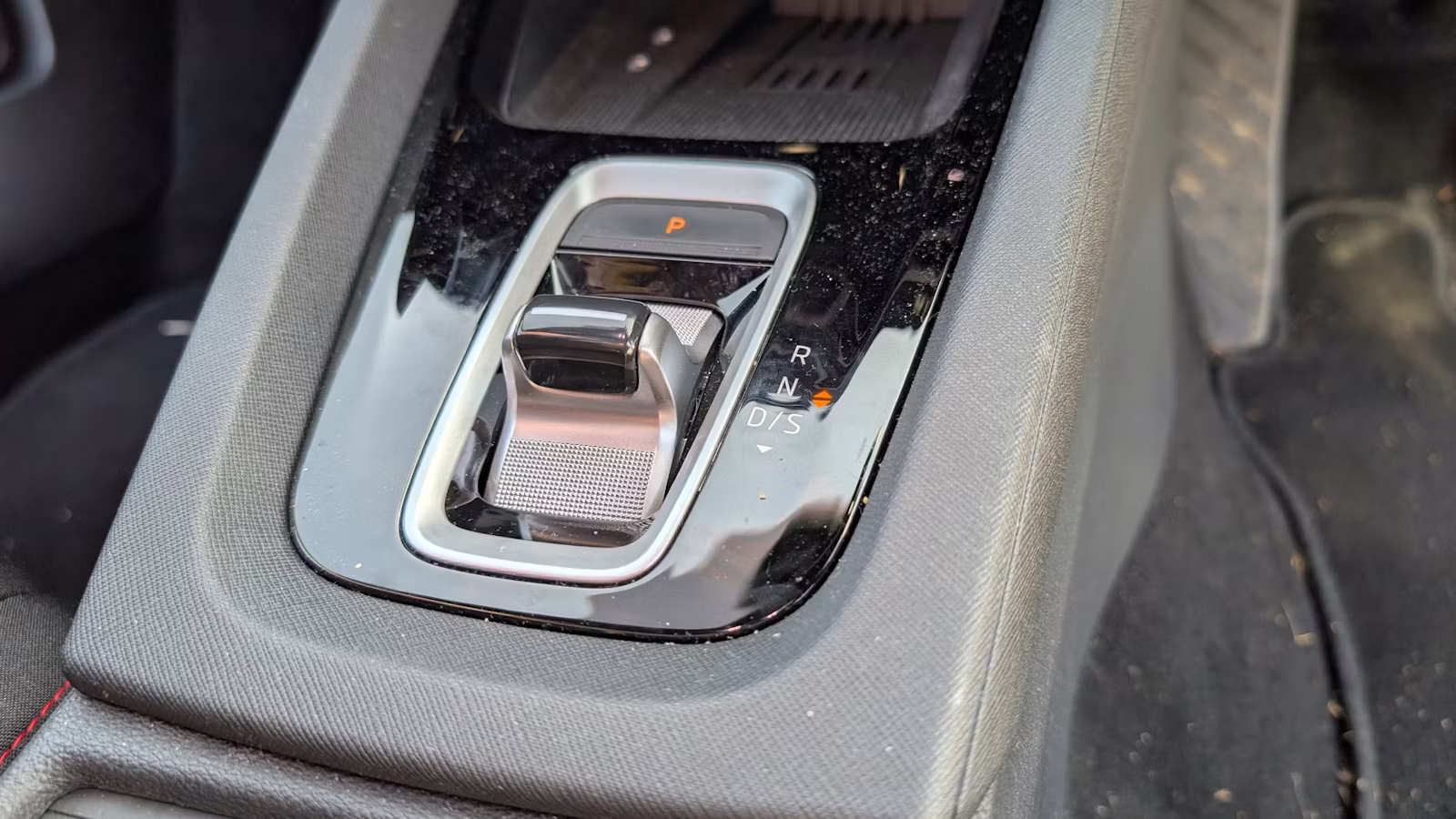 2025-Skoda-Octavia-vRS-Estate-gear-selector-Carwow