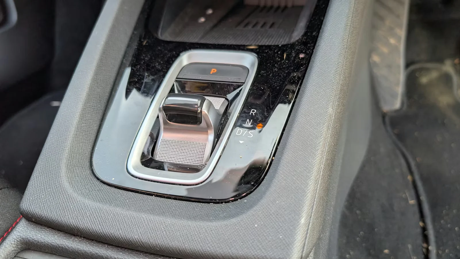 2025-Skoda-Octavia-vRS-Estate-gear-selector-Carwow