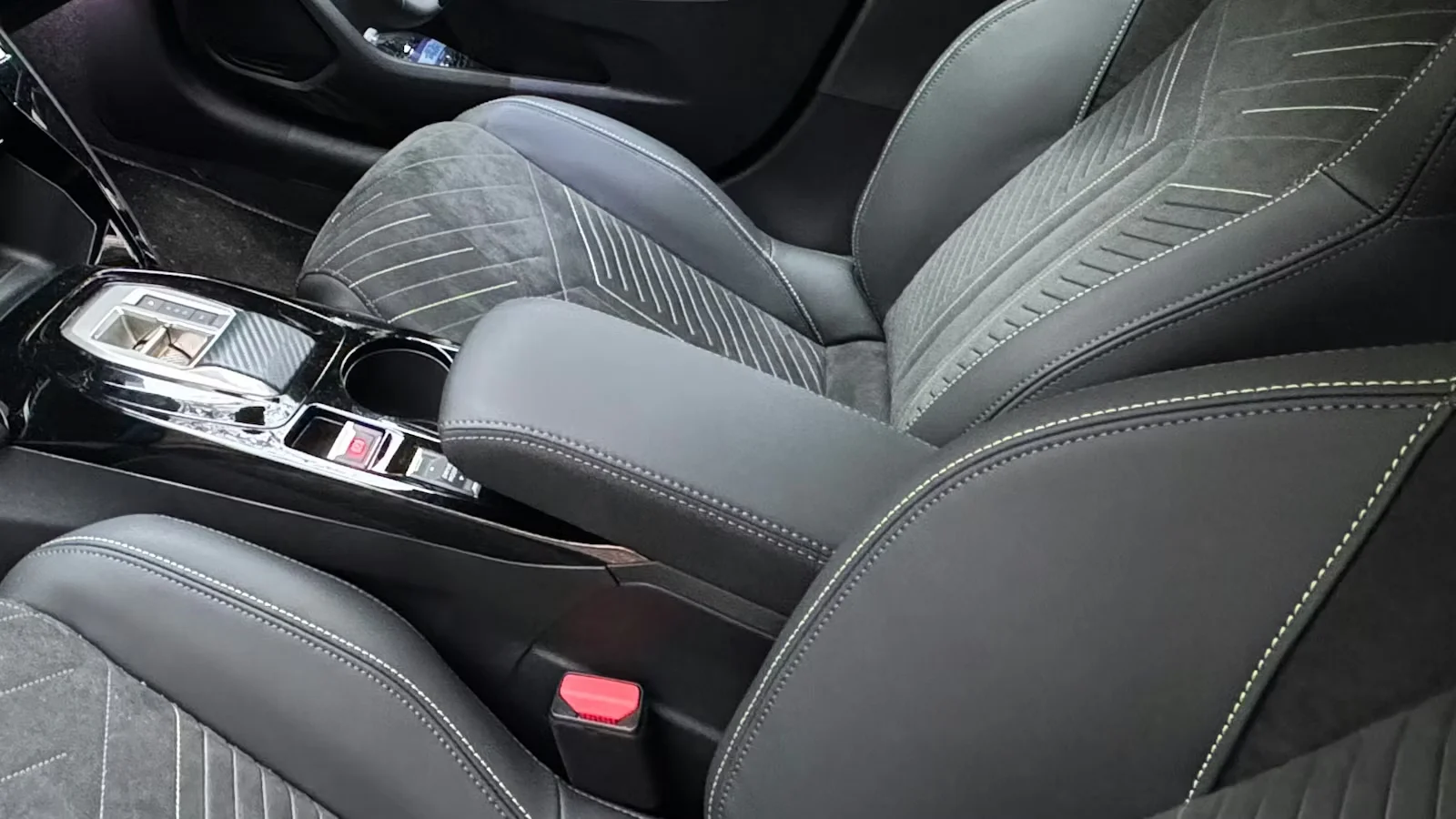 2026-Peugeot-208-cupholder-Carwow