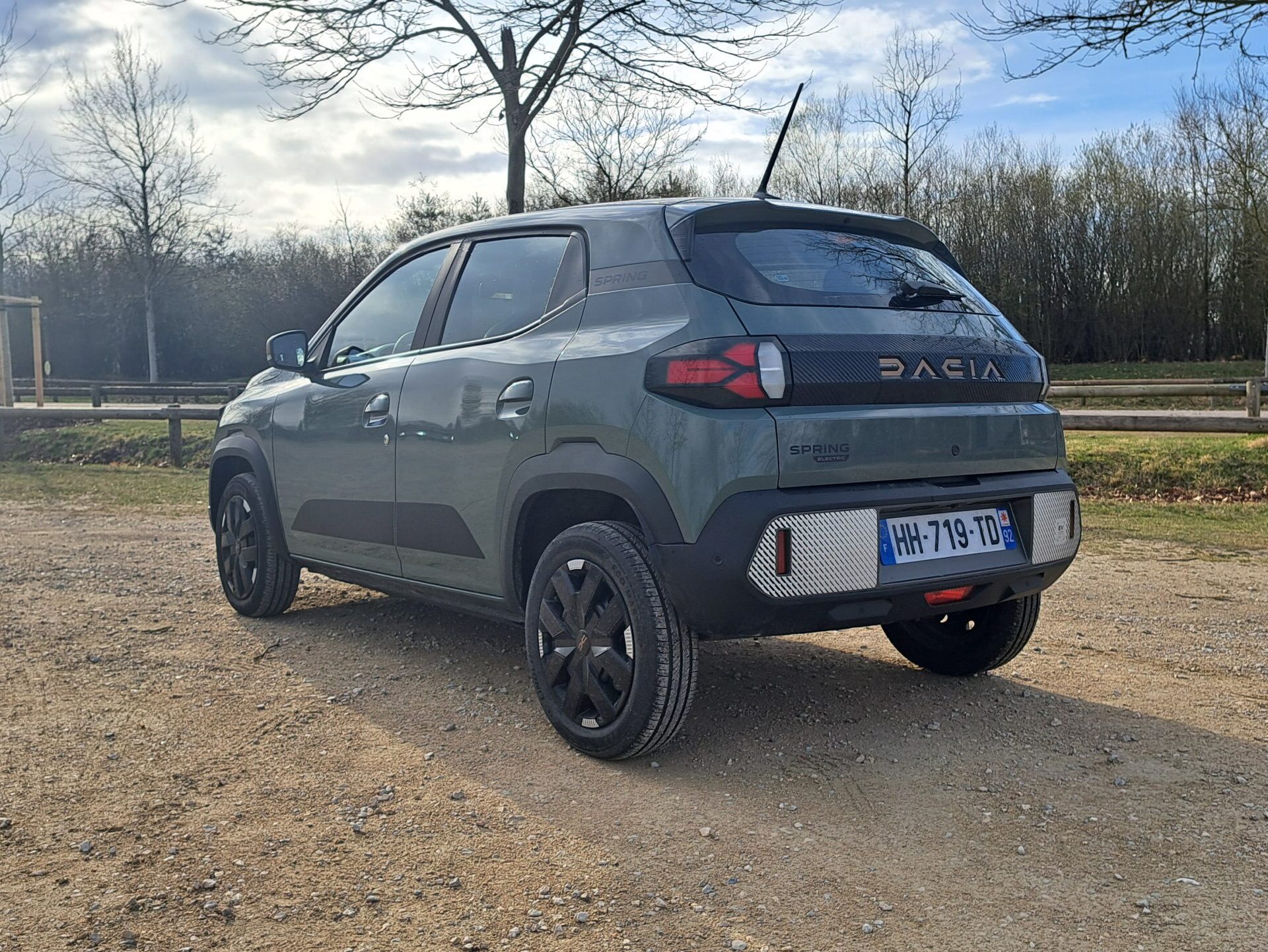 Dacia Spring hinten dreiviertel