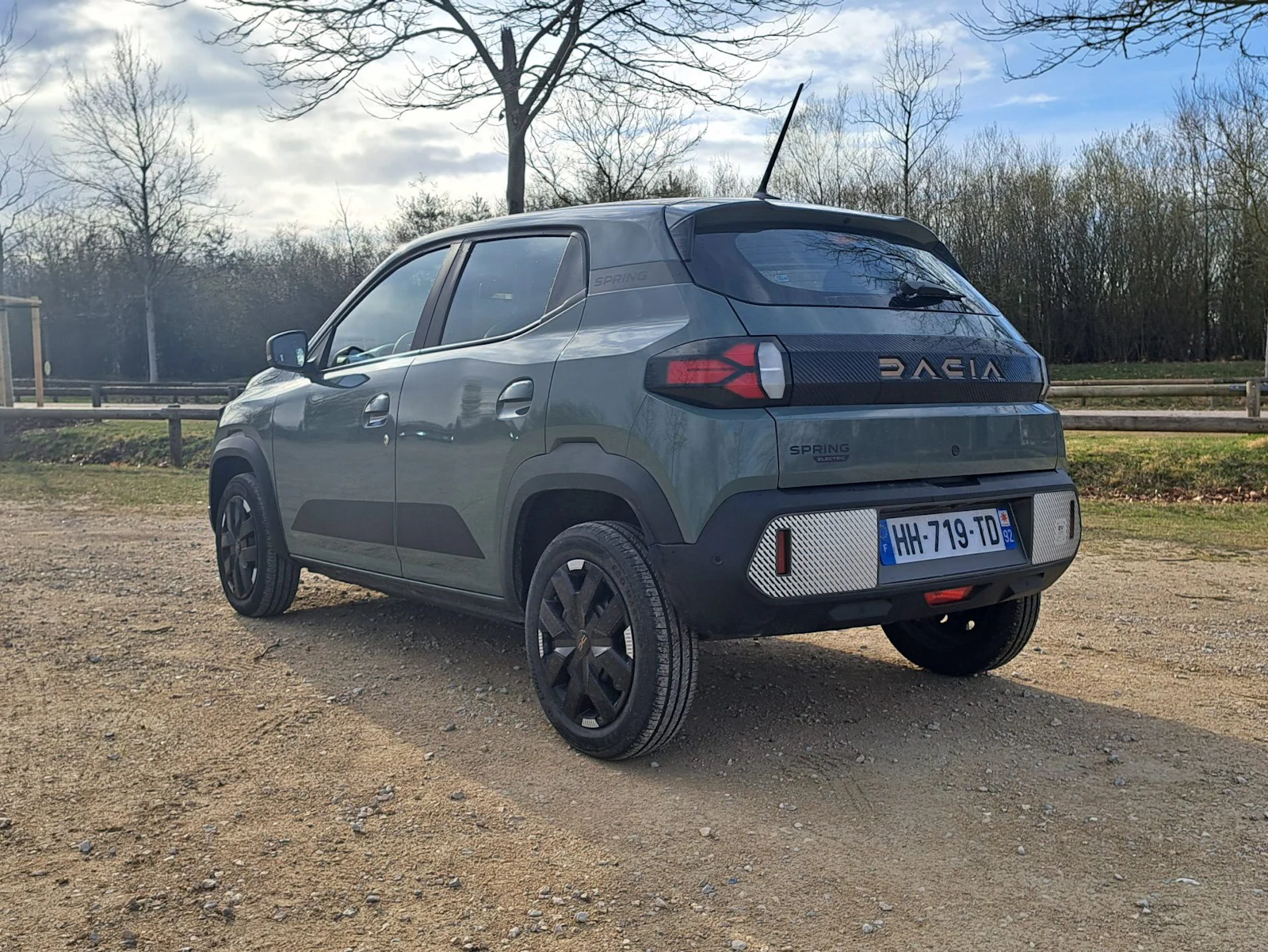 Dacia Spring hinten dreiviertel