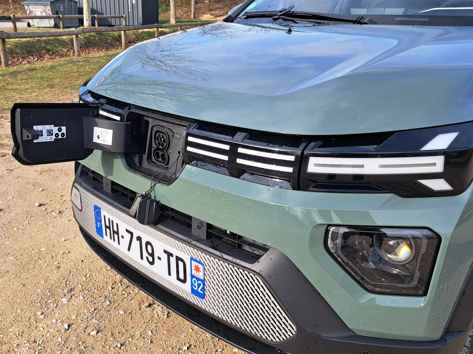 Dacia Spring Ladeeinheit vorne