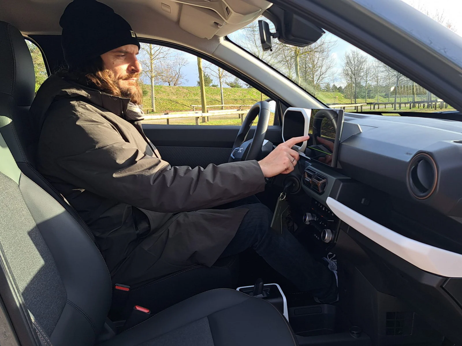 Dacia Spring innen mit Cvetko Mijatov