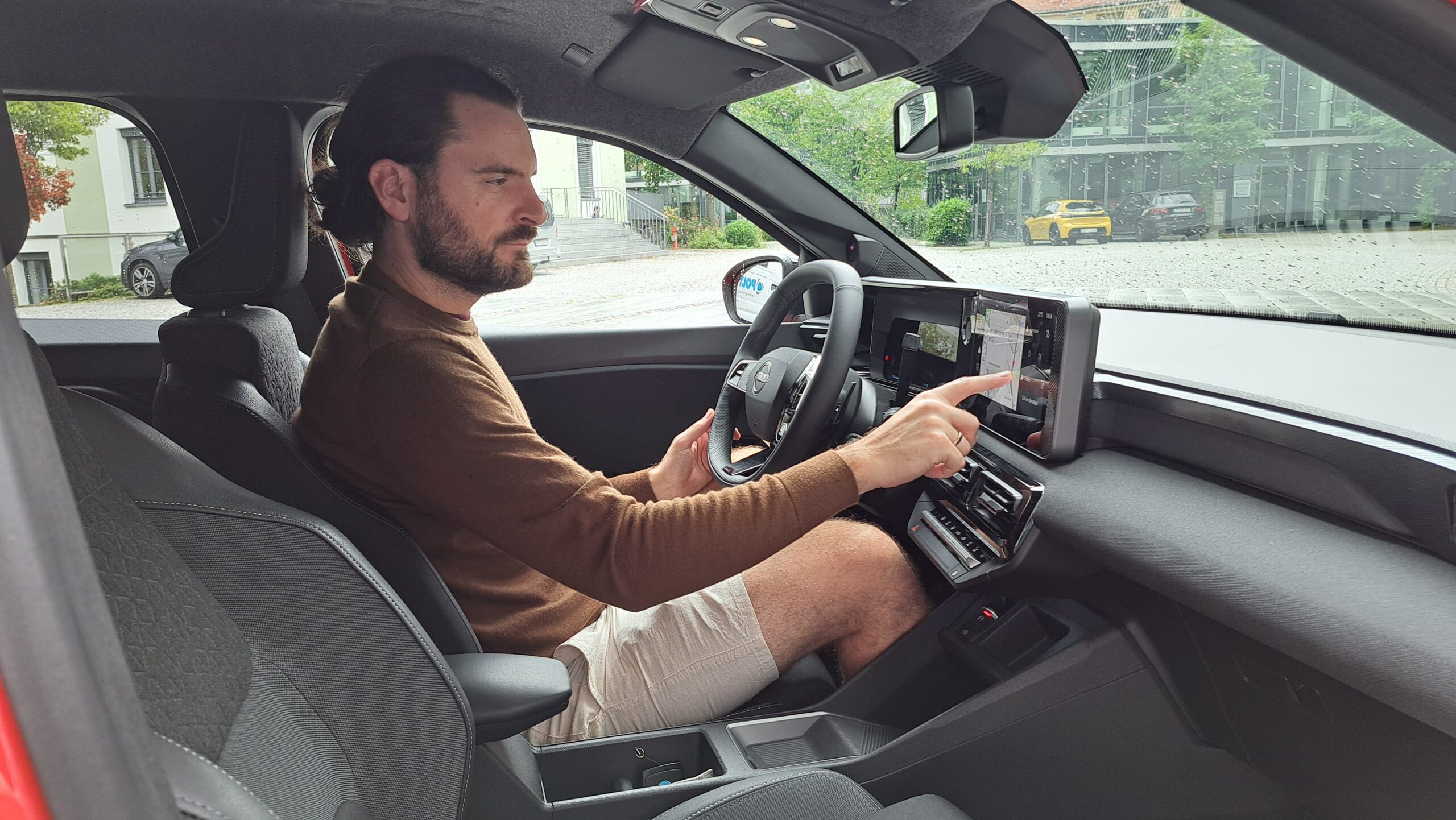 Nissan Micra innen vorne mit Cvetko Mijatov