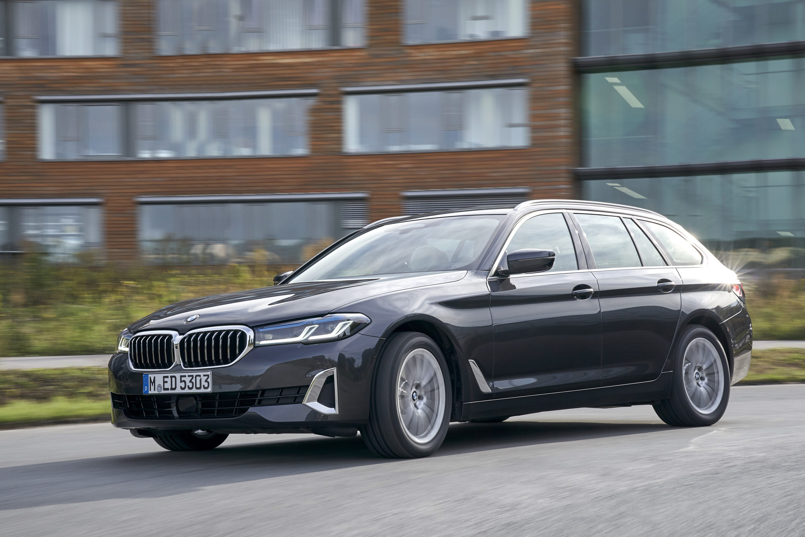 BMW 5er Touring Plug-in Hybrid: Preis, Motoren, Ausstattungen und ...