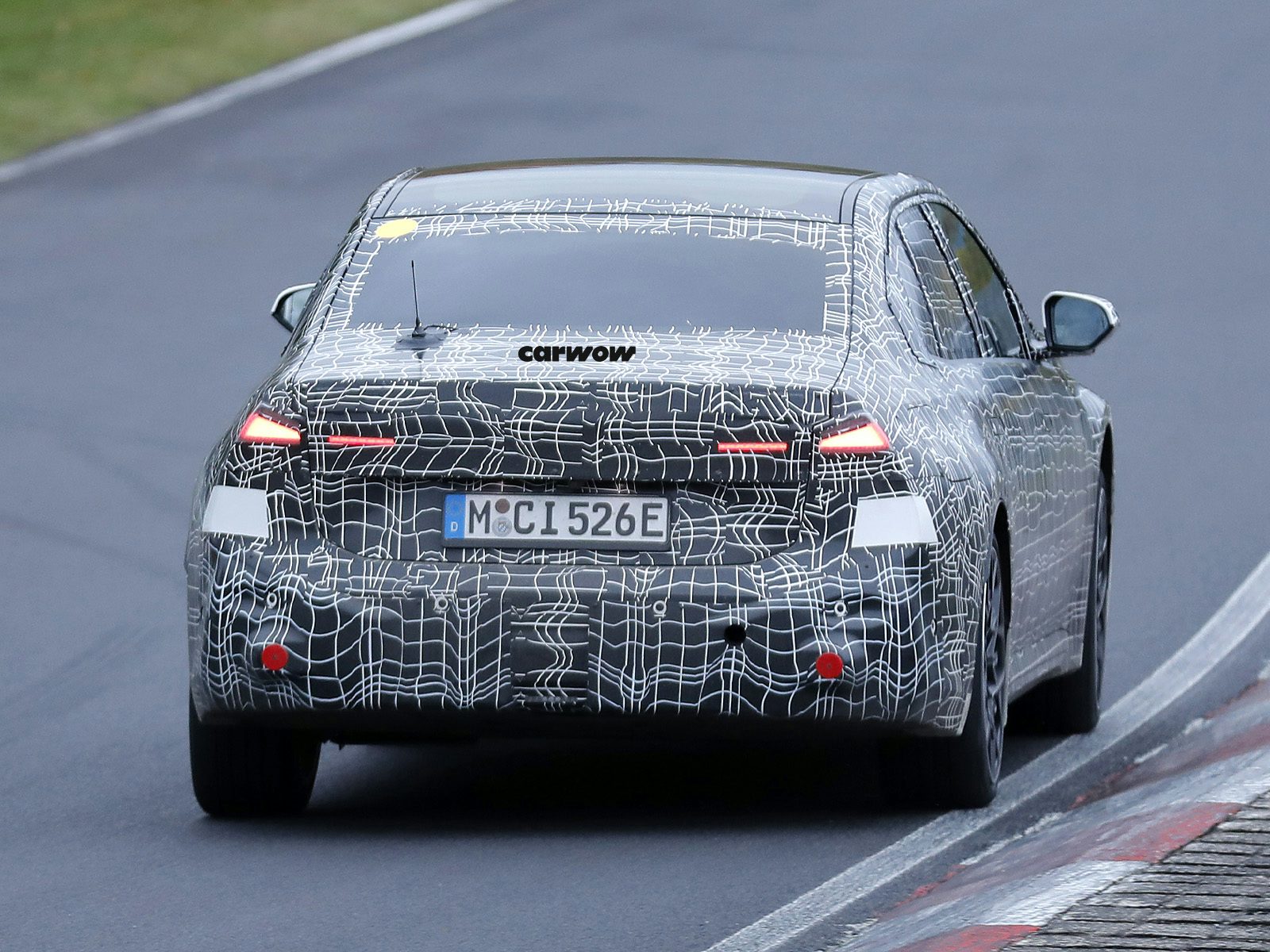 BMW i3 2026 auf Testfahrt Heckansicht