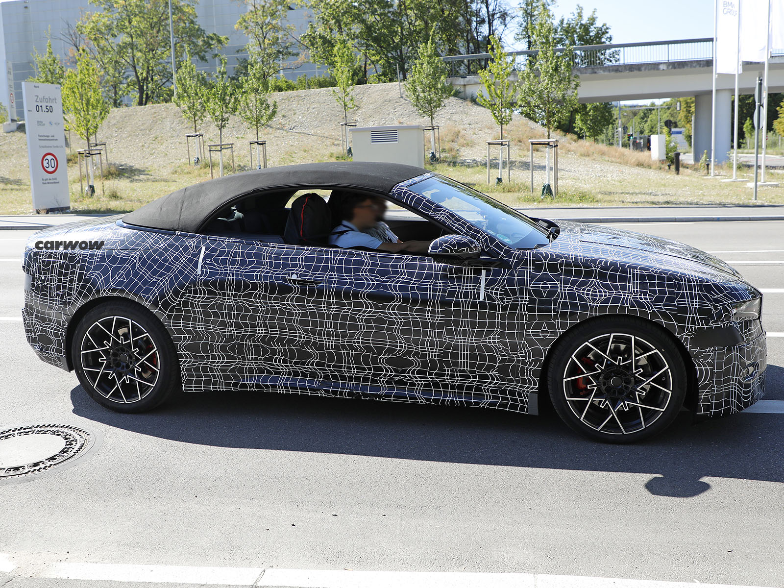 BMW i4 Cabrio auf Testfahrt Seitenansicht 2