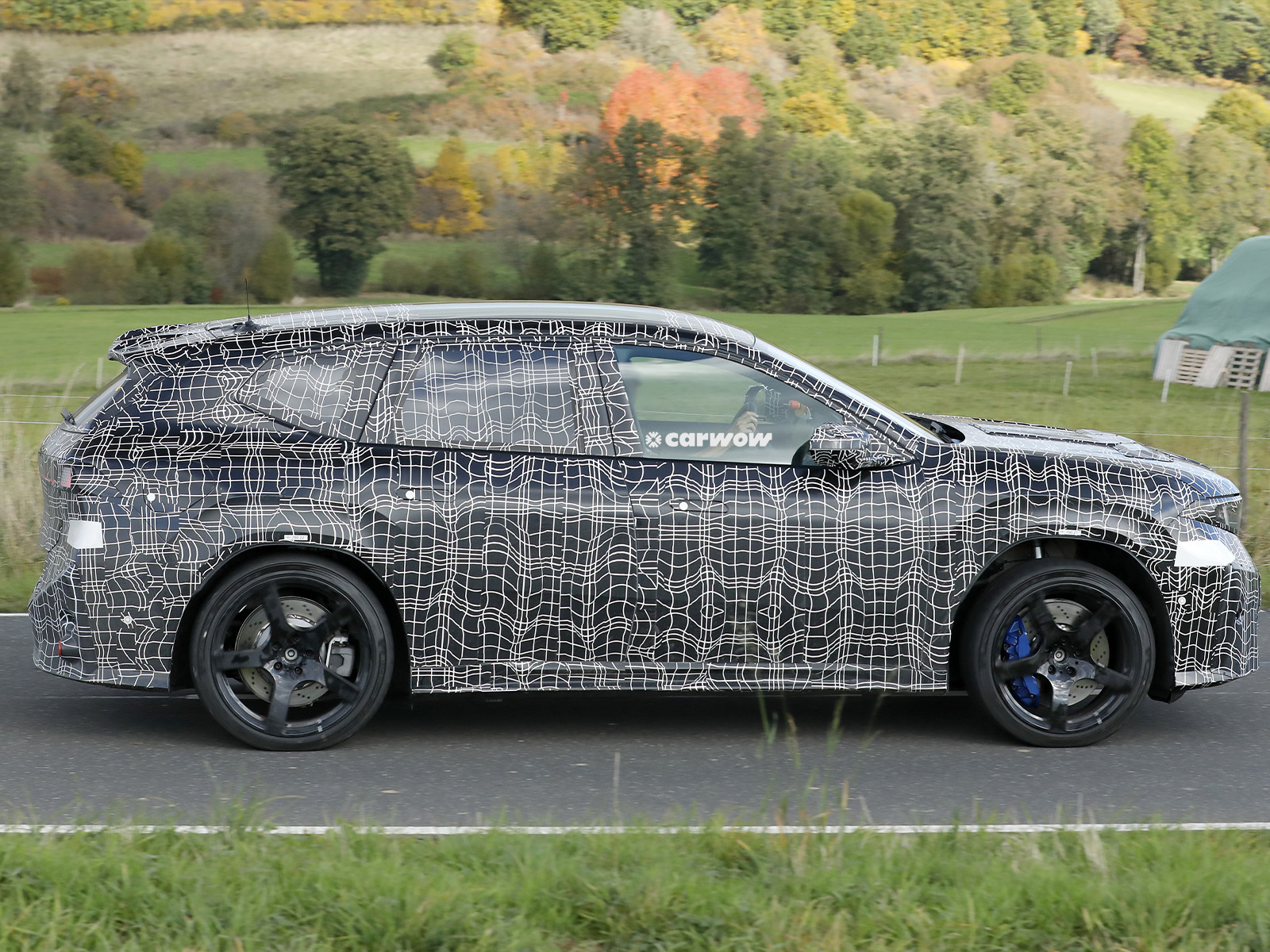 BMW iX3 M auf Testfahrt Seitenansicht