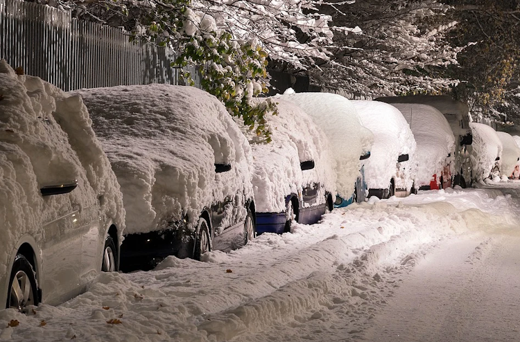 Das Auto im Winter warm laufen lassen – darf man das?