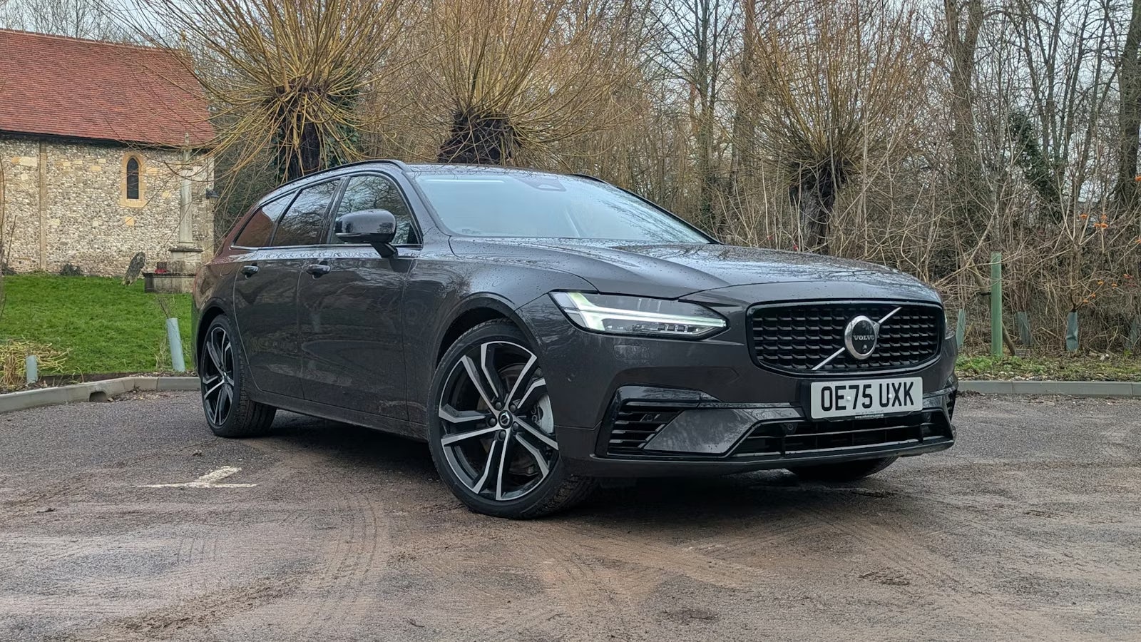 Carwow-2025-Volvo-V90-RHD-front-quarter-1