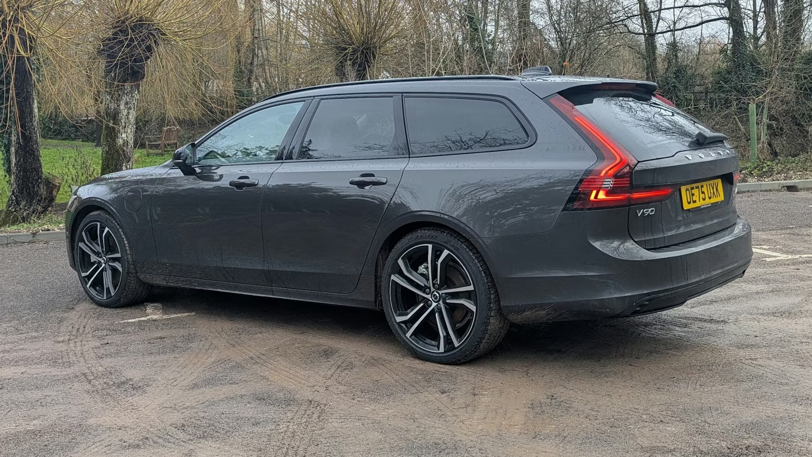 Carwow-2025-Volvo-V90-RHD-rear-quarter