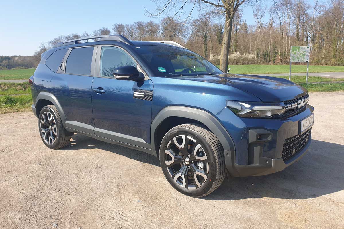 Dacia-Bigster in blau Frontansicht