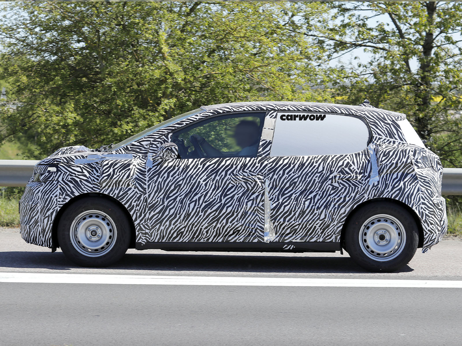 Dacia EV auf Testfahrt Seitenansicht