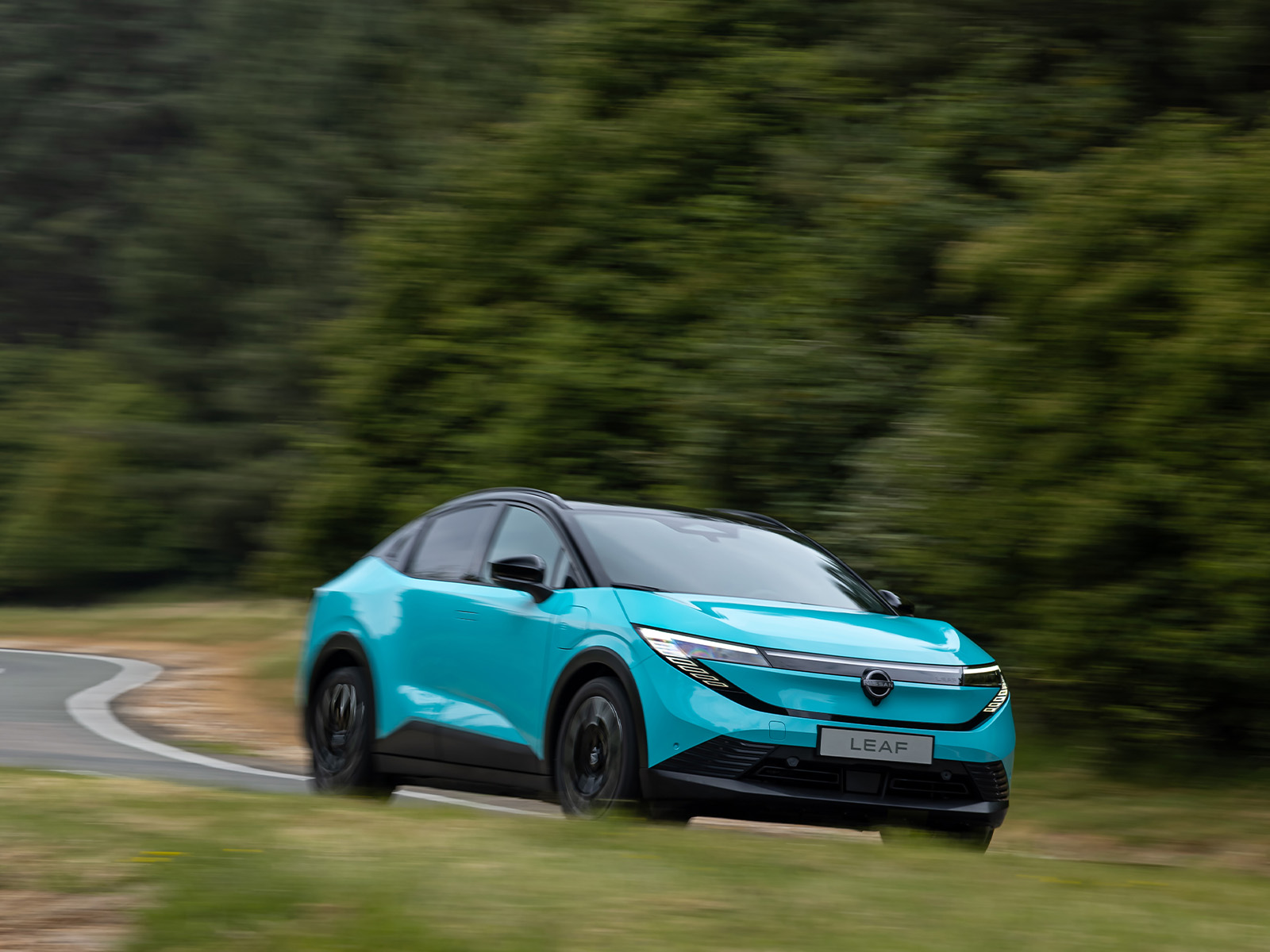 Der neue Nissan Leaf 2026 dynamisch auf Fahrt