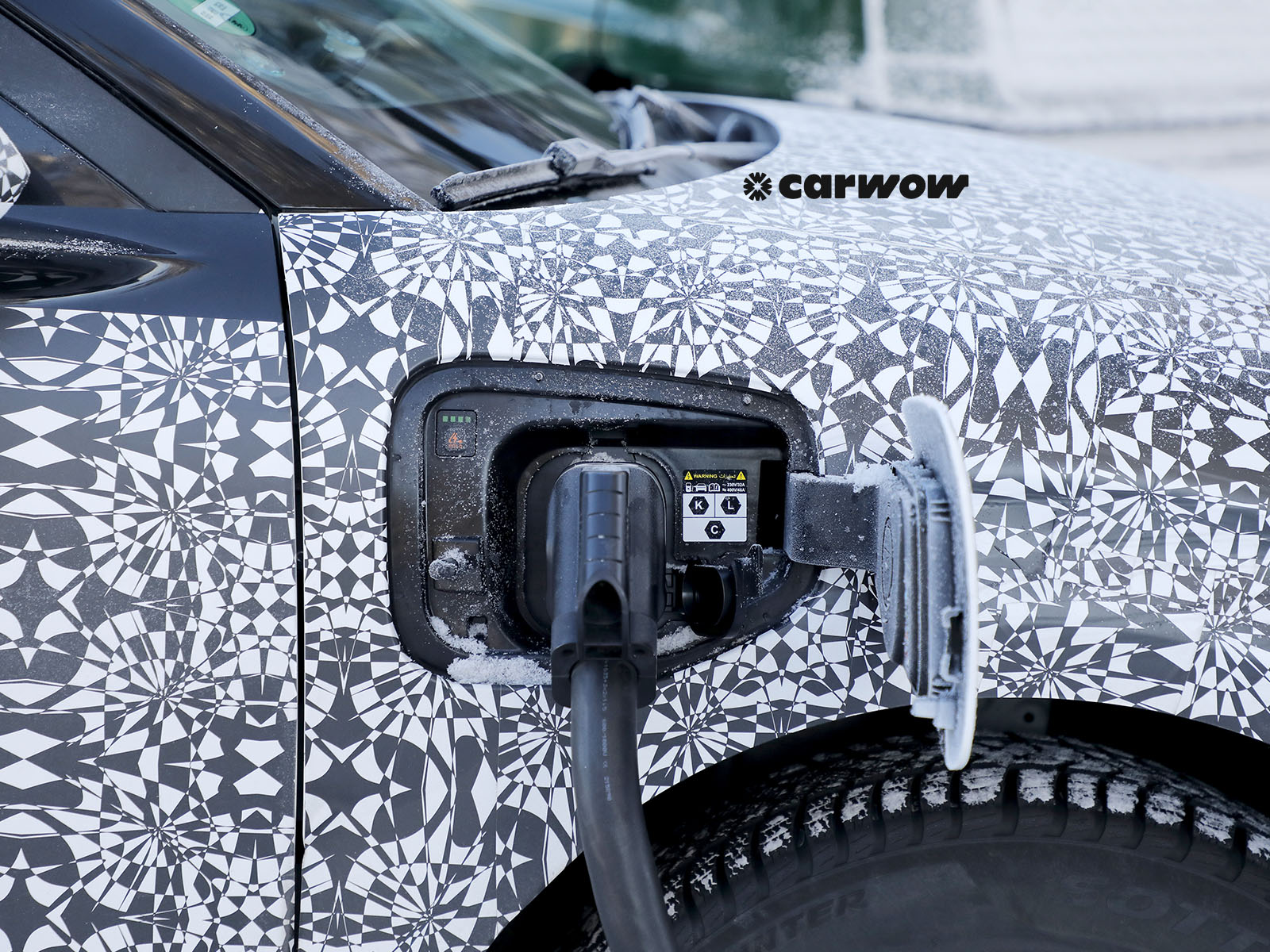 Hyundai Ioniq 3 auf Testfahrt Ladevorgang Detail