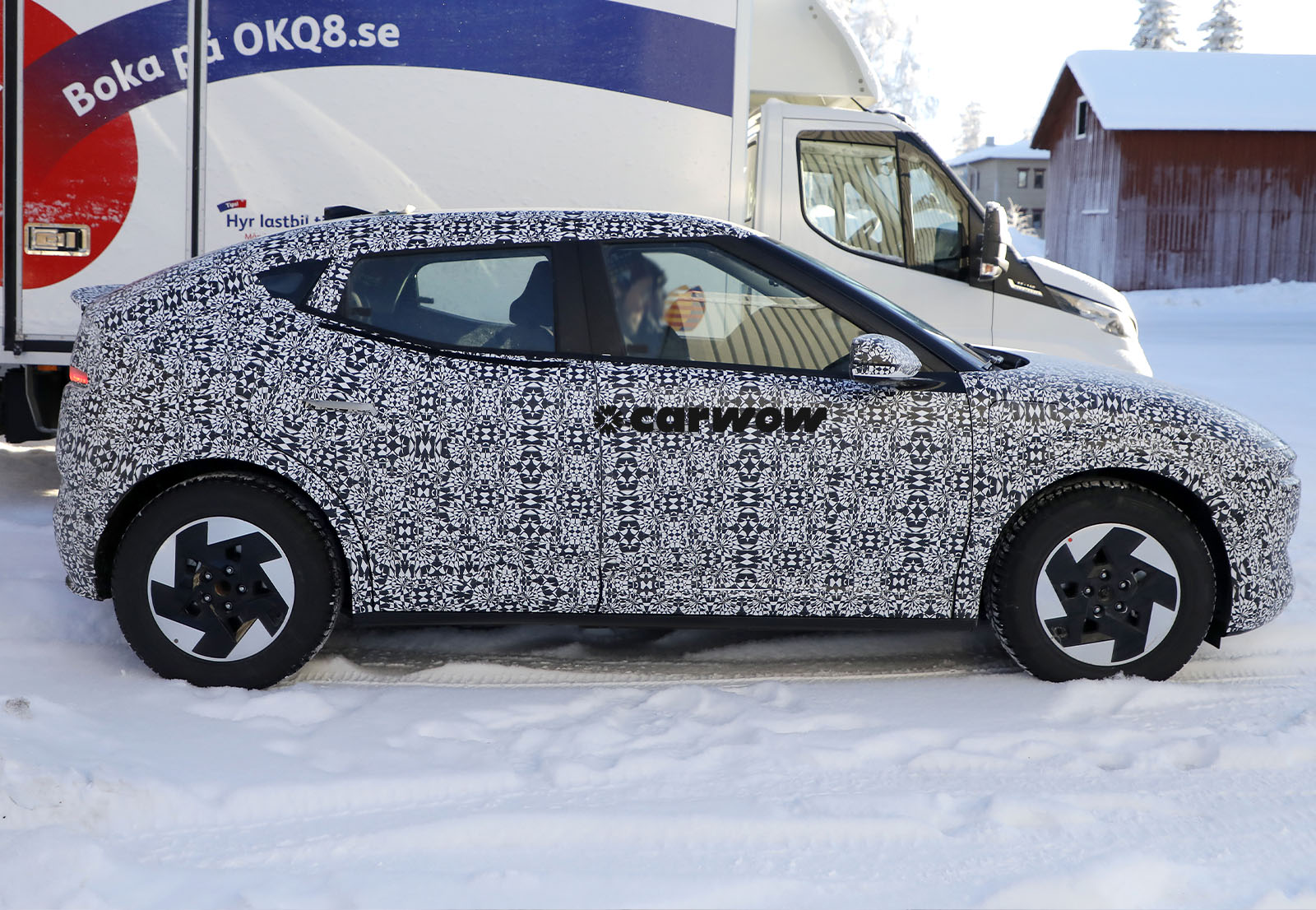 Hyundai Ioniq 3 auf Testfahrt Seitenansicht 2