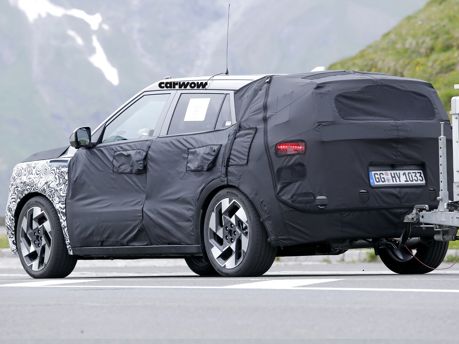 Hyundai Kona auf Testfahrt Heckansicht 2