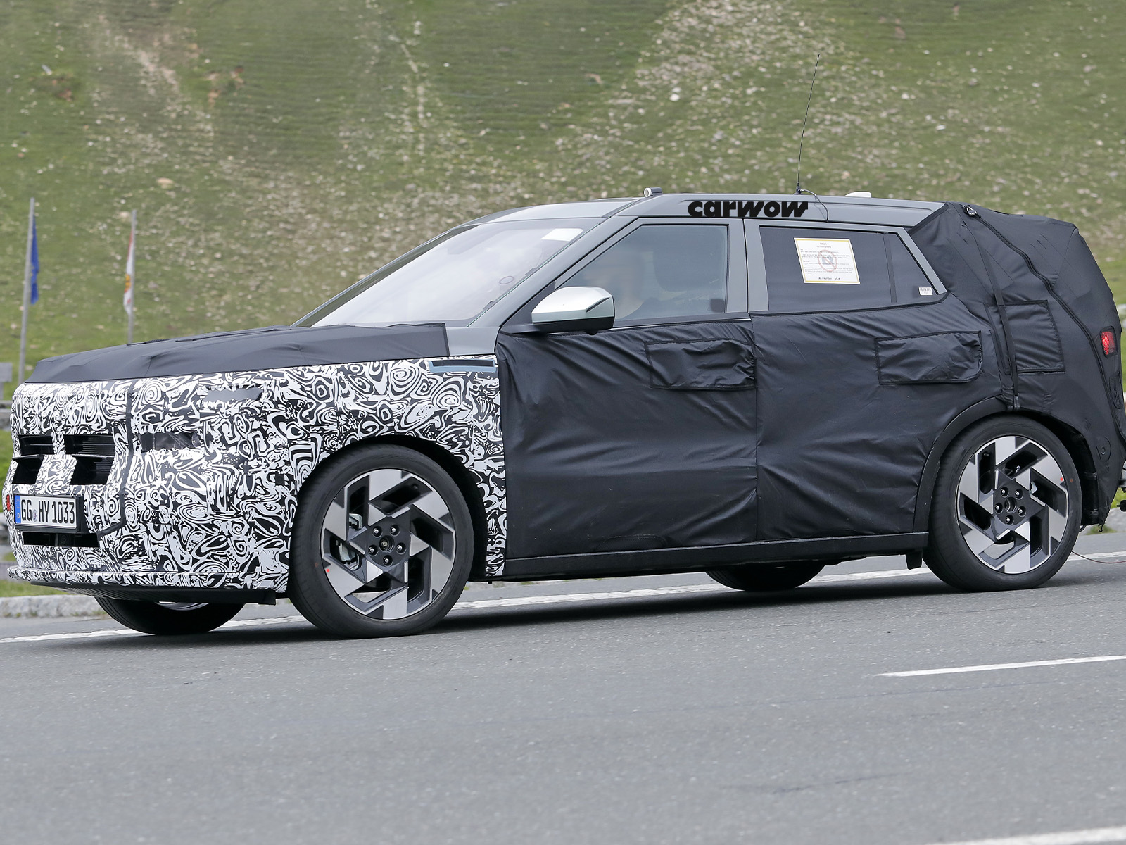 Hyundai Kona auf Testfahrt Seitenansicht 2