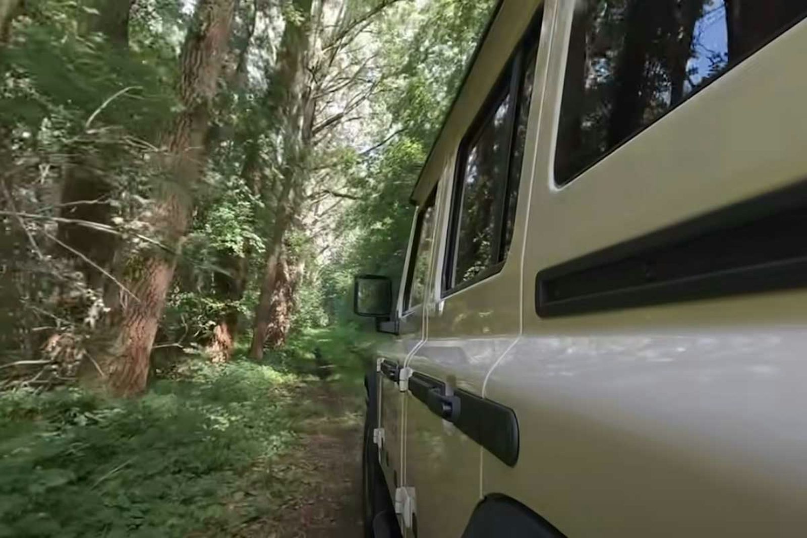 Ineos Grenadier seitlich durch offroad