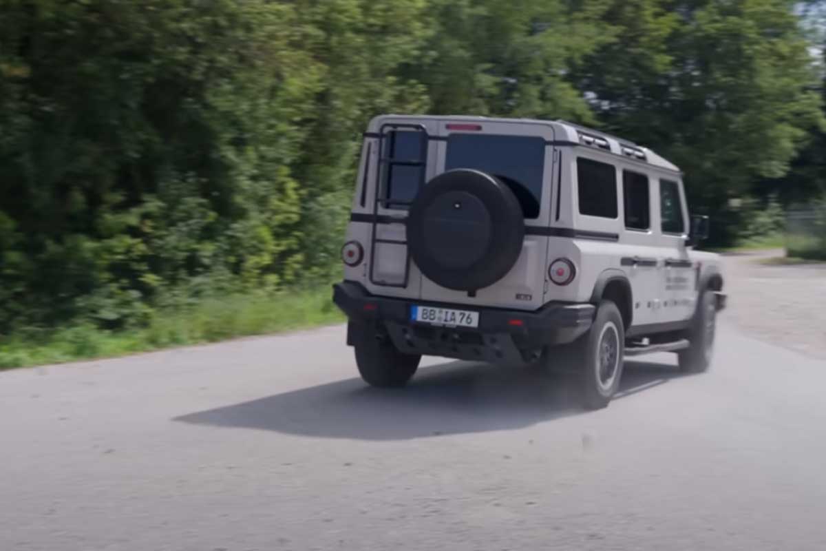 Ineos Grenadier Rückansicht bei Fahrt