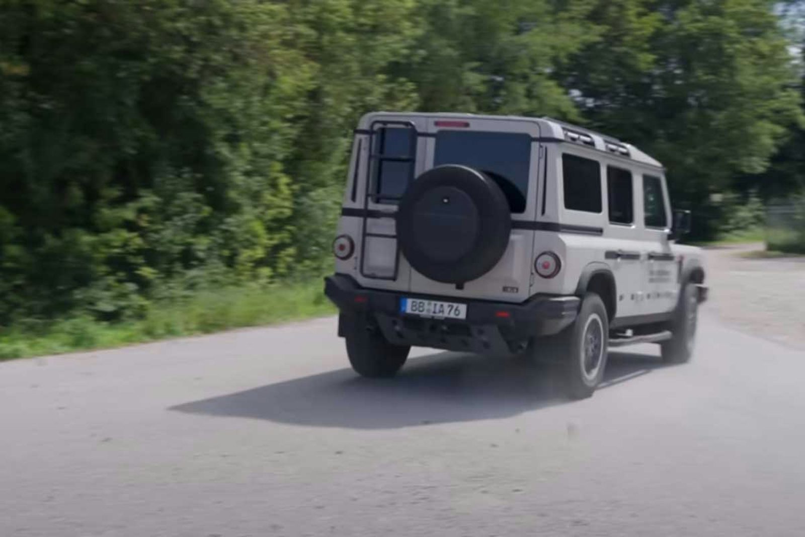 Ineos Grenadier Rückansicht bei Fahrt