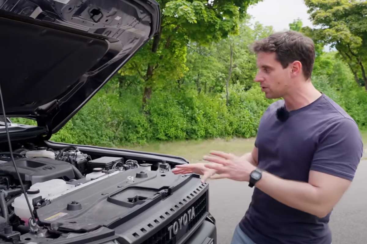 Offene Motorhaube Toyota Land Cruiser