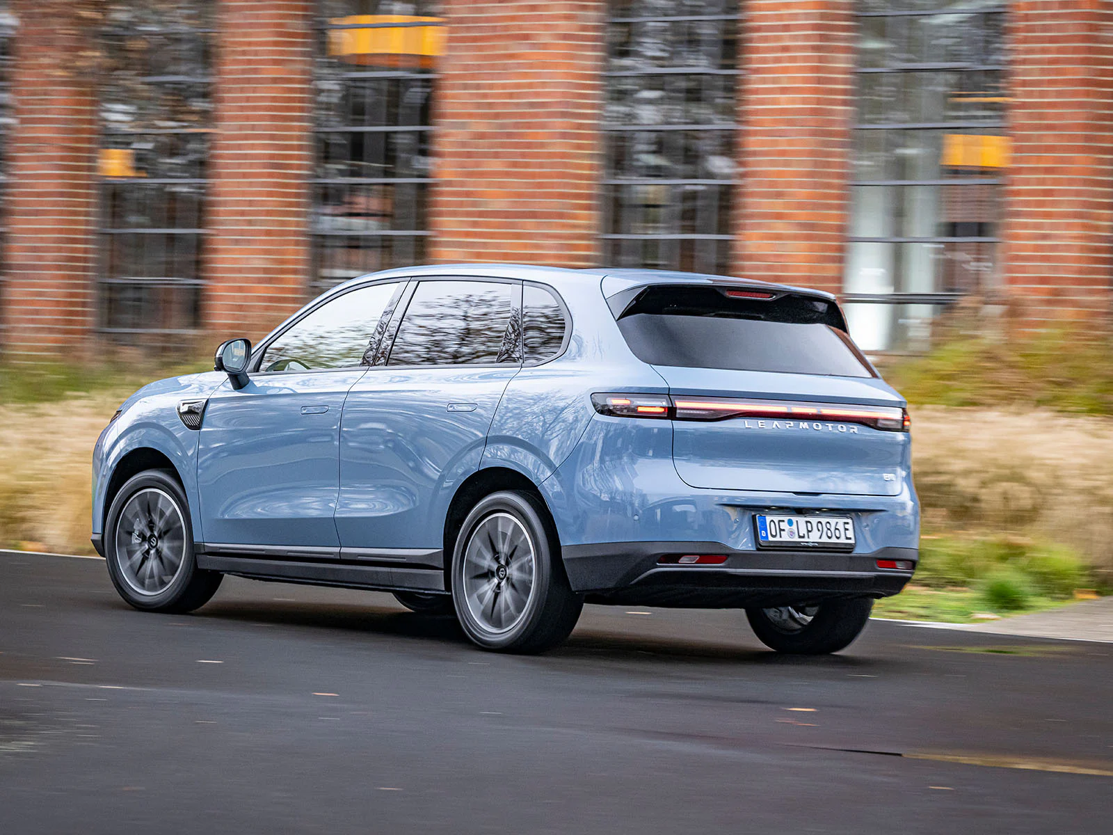 Leapmotor B10 dynamisch Heckansicht