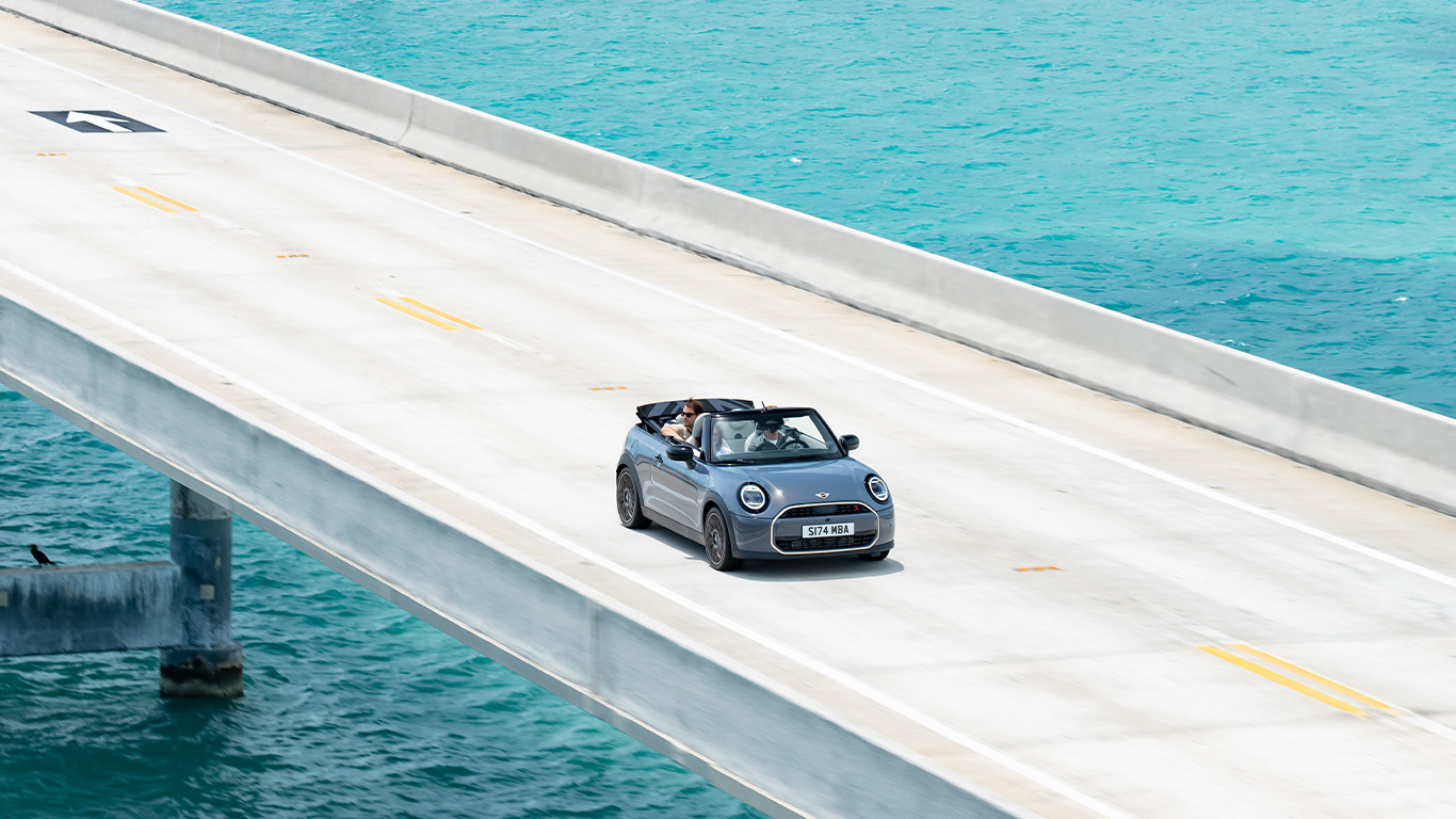 Mini Cooper Cabrio auf Bruecke