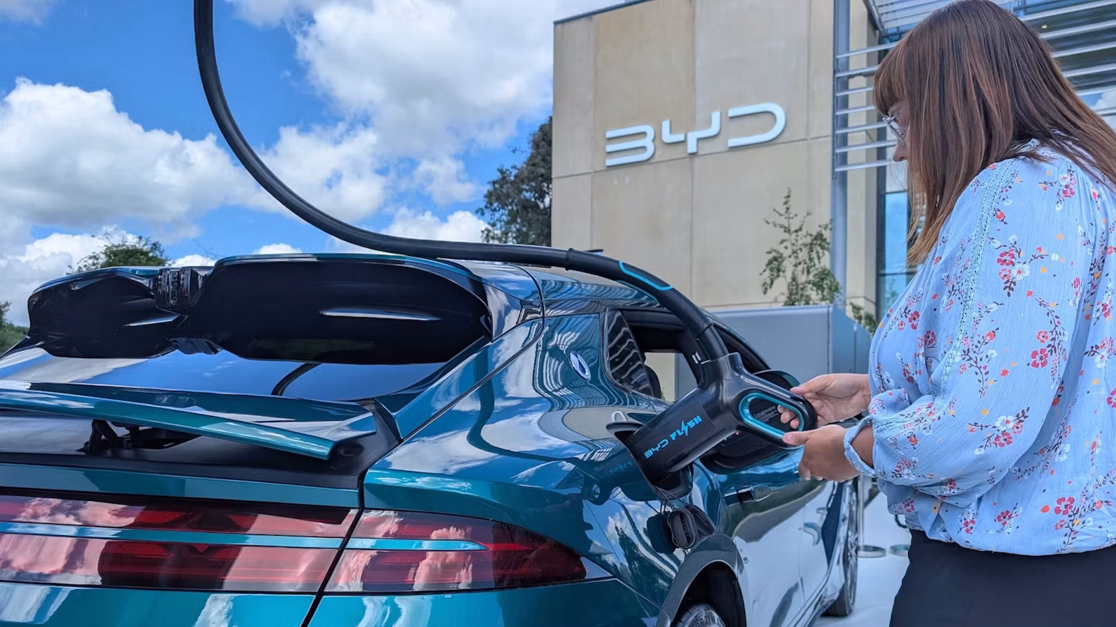 Siobhan Doyle beim Testen des Flash Charging beim Denza Z9 GT