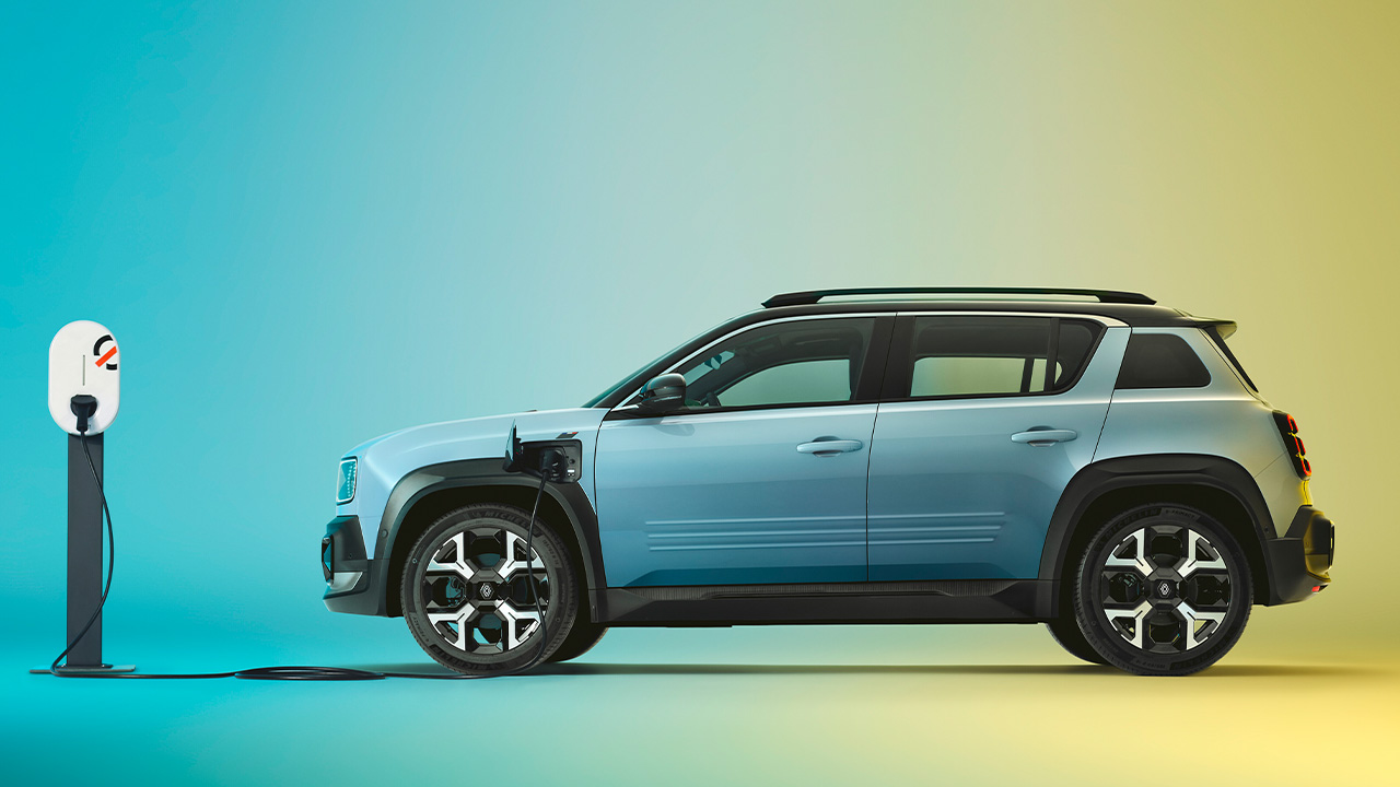 Renault 4 E-Tech Electric beim Laden