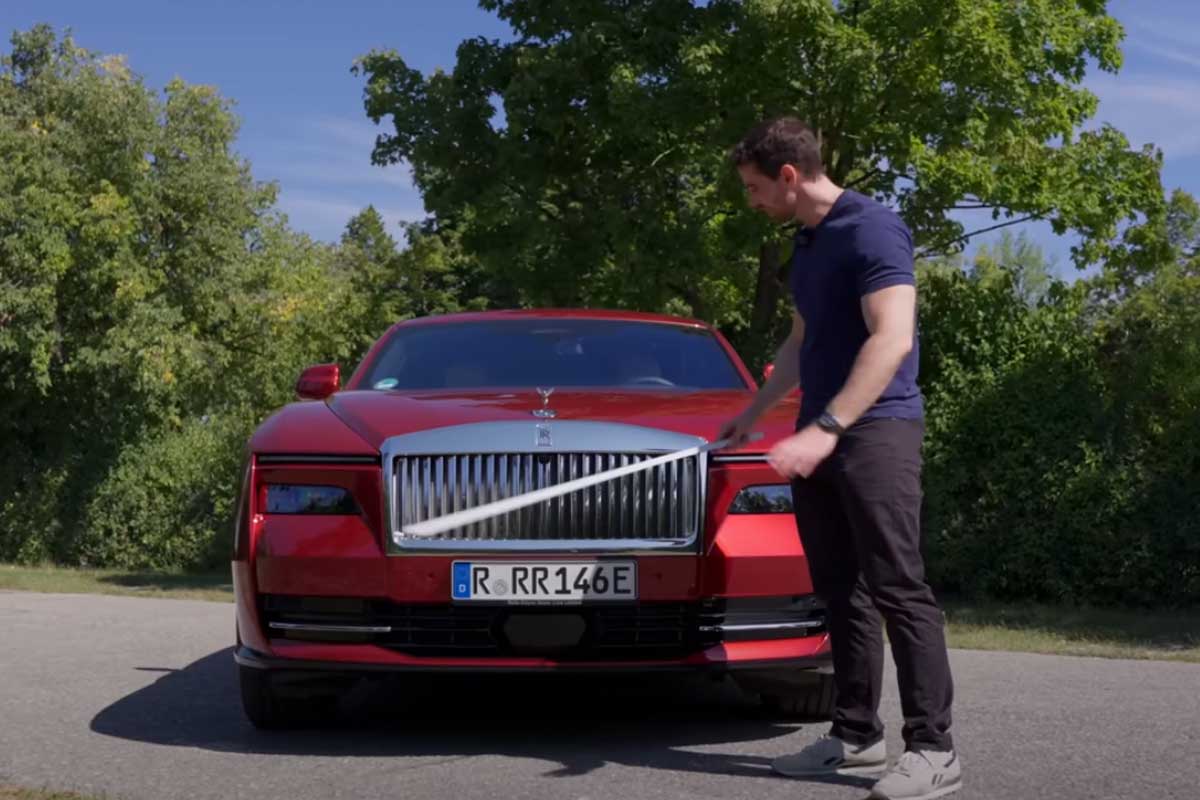 Daniel Hohmeyer misst den Kühlergrill des Rolls Royce Spectre aus