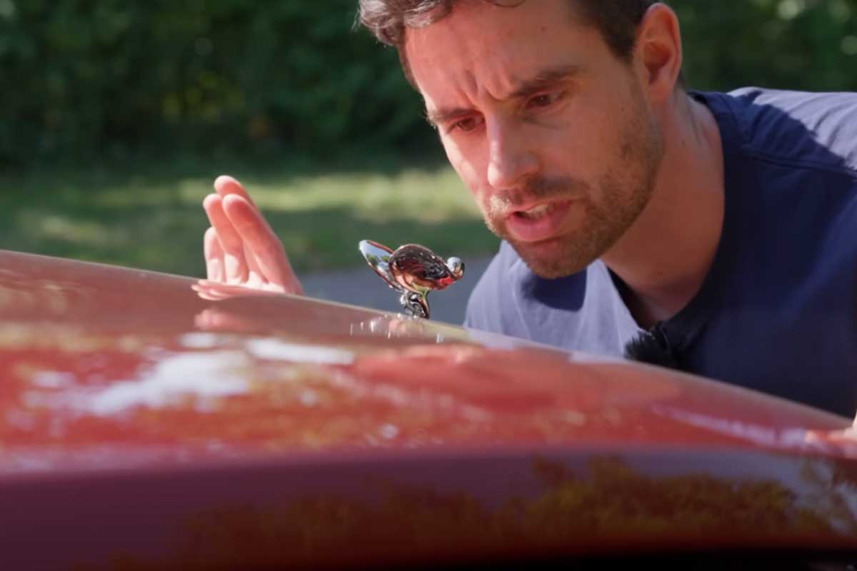Daniel Hohmeyer schaut auf die Kühlerfigur des Rolls Royce