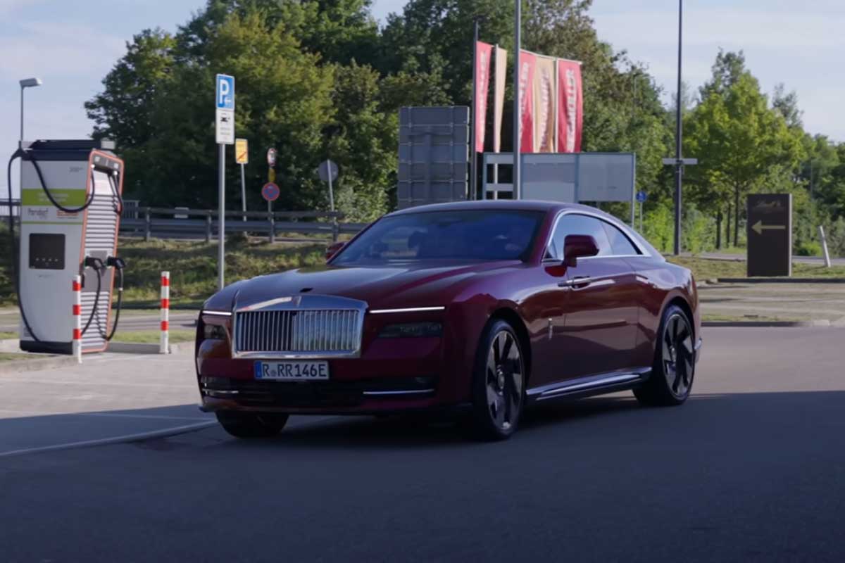 Rolls Royce Spectre bei der Ladesäule