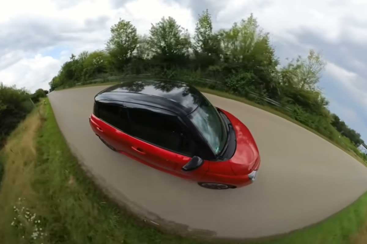 Suzuki Swift rot in Vogelperspektive