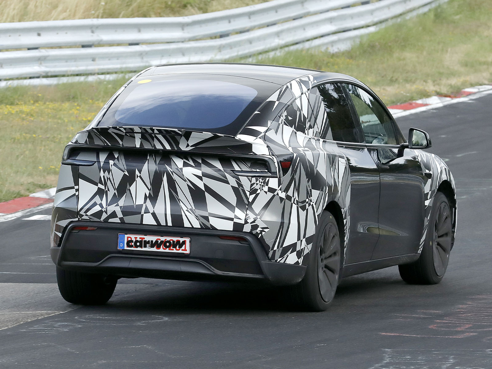 Tesla Model Y L auf Testfahrt Heckansicht 2