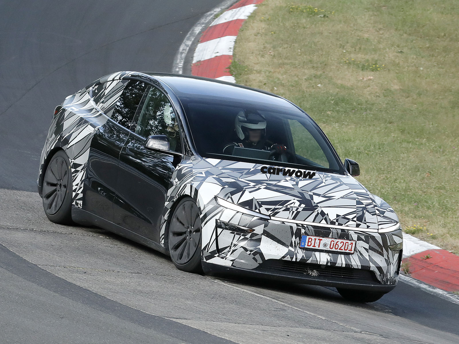 Tesla Model Y L auf Testfahrt