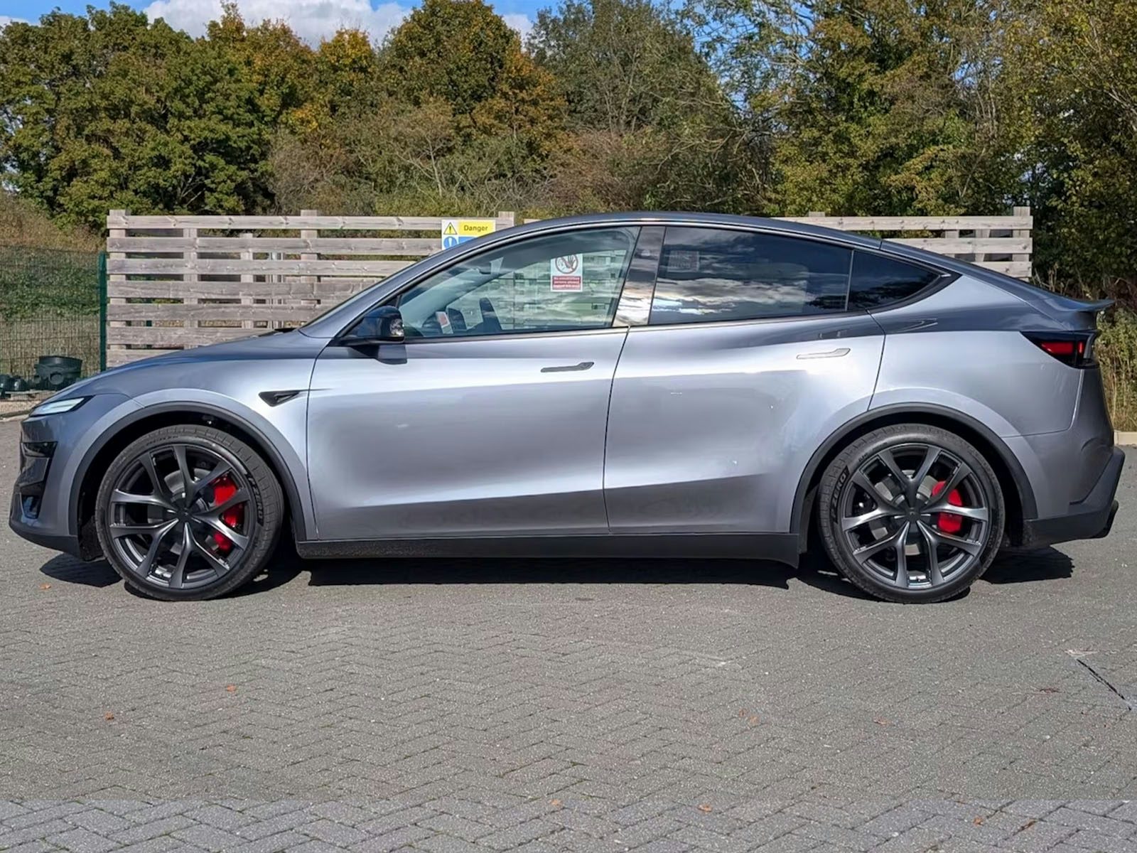 Tesla Model Y Performance Seitenansicht