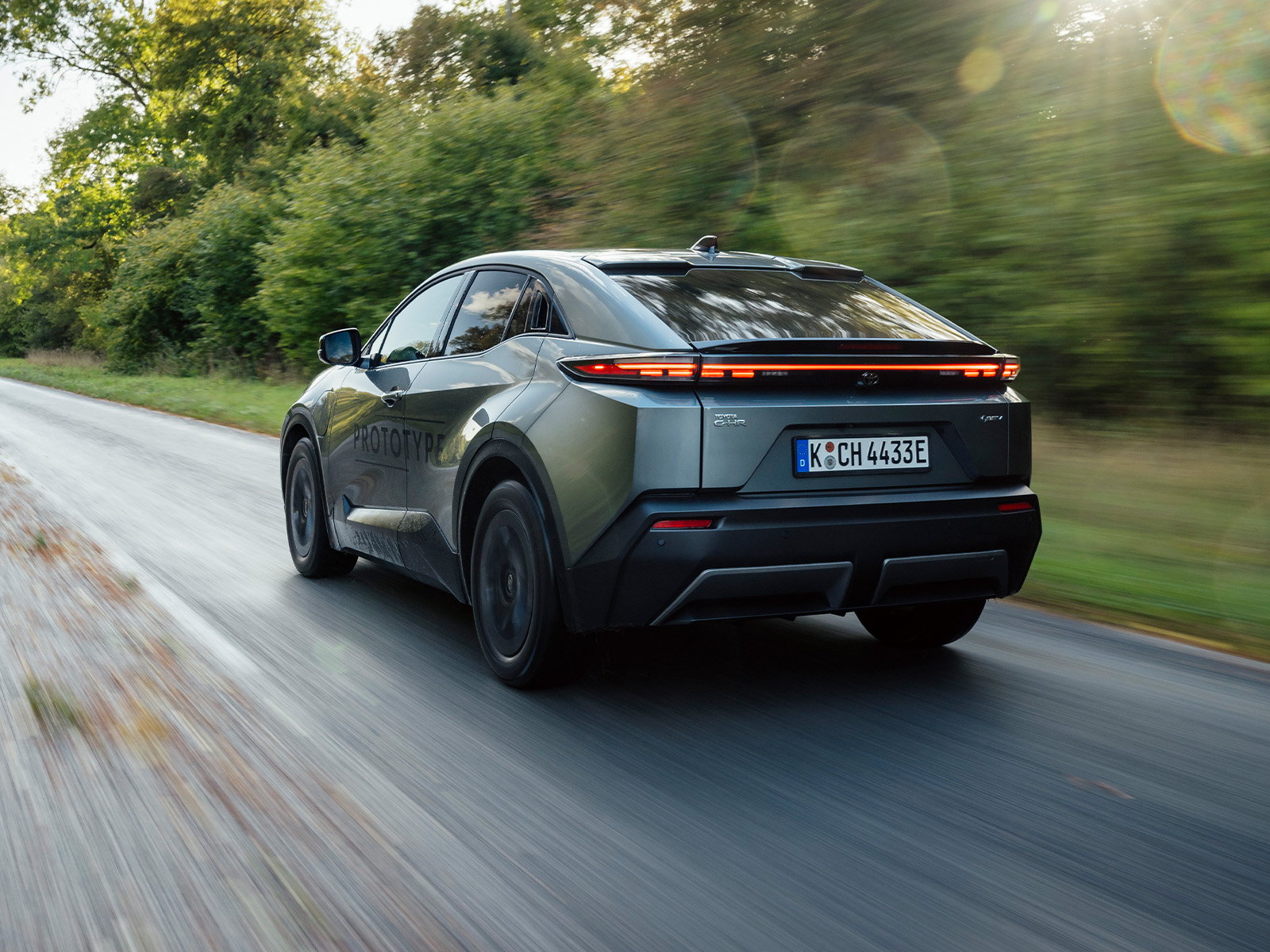 Toyota C-HR+ auf Fahrt