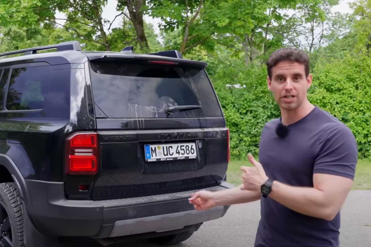 Toyota Land Cruiser in Schwarz mit Daniel Hohmeyer