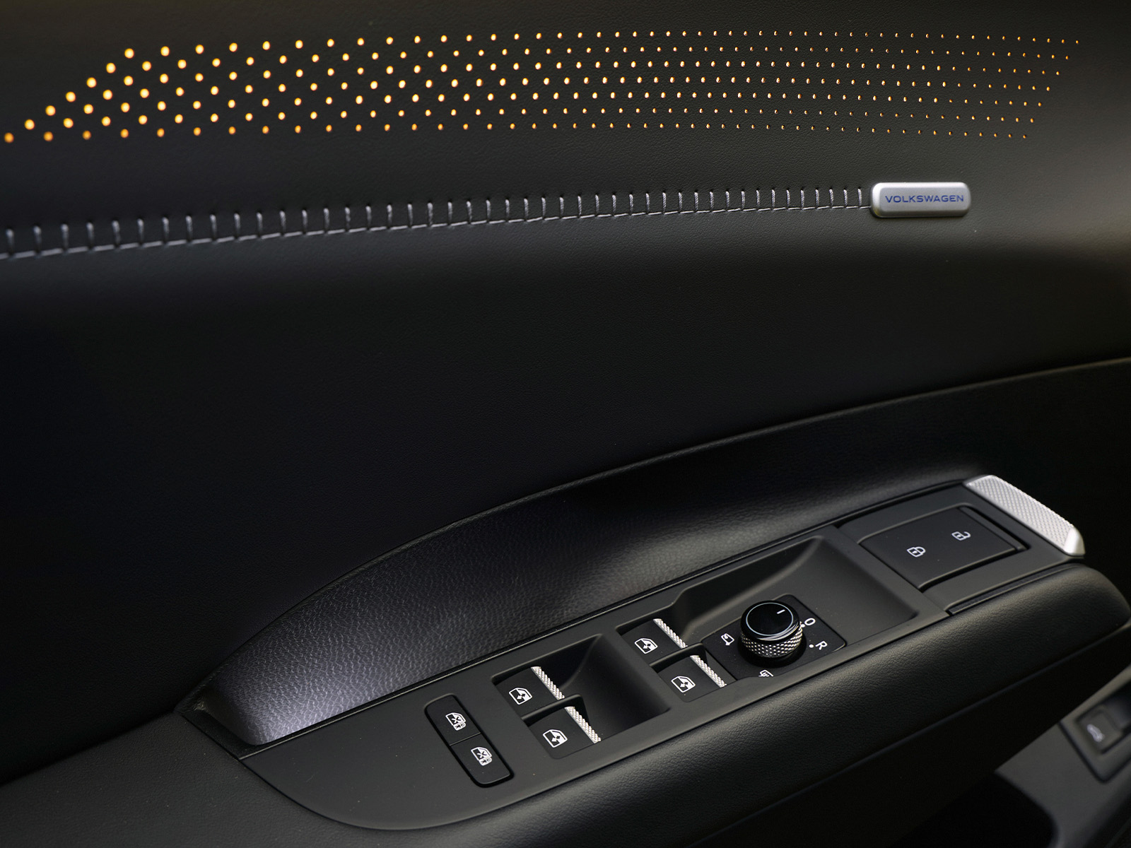 VW ID Tiguan Innenraum Tuergriff