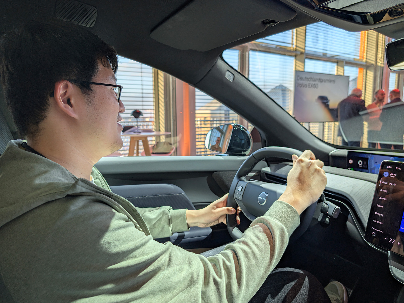 Volvo EX60 Sitzprobe Blick über die Schulter