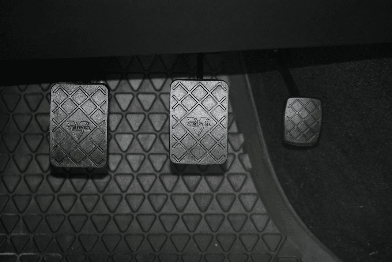 Pedale barfuß Auto fahren