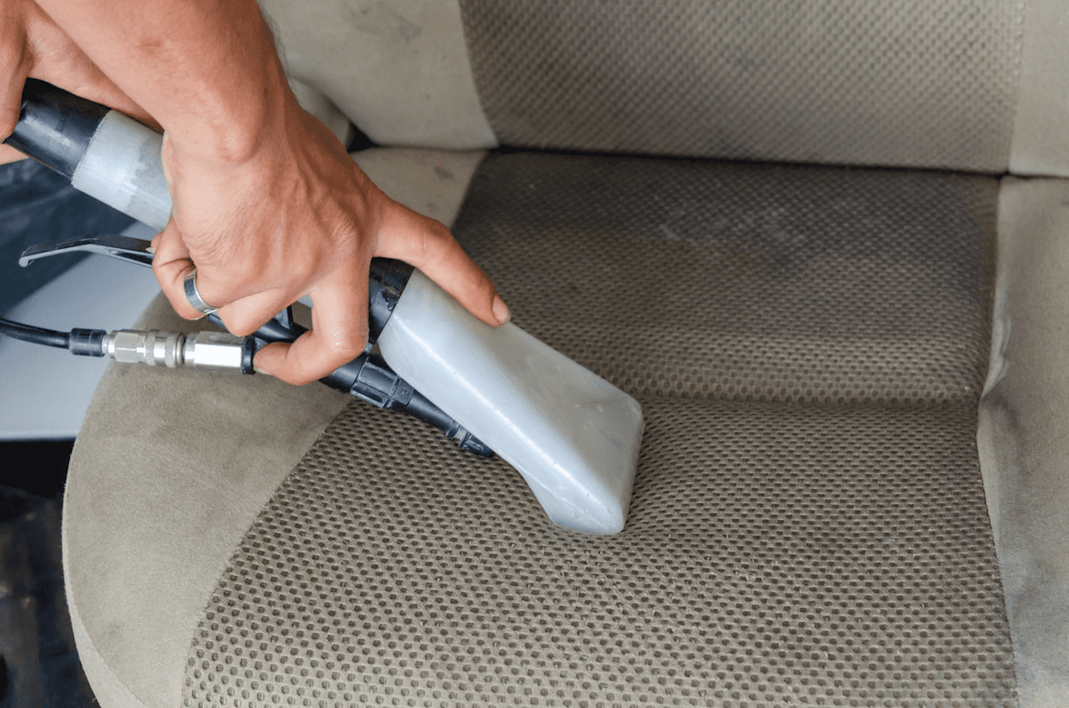 Auto Innenraum reinigen und Gerüche entfernen: Tipps