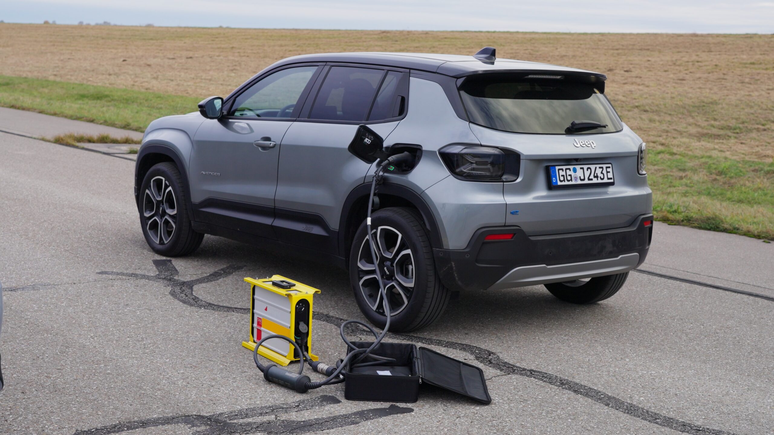 portable_charging_jeep_avenger_framegrab_1.1.1