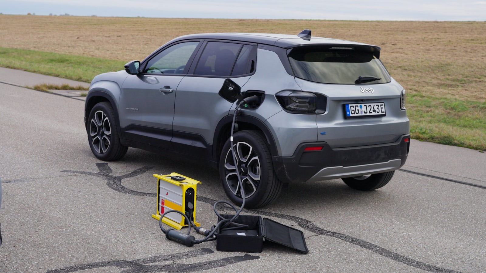 portable_charging_jeep_avenger_framegrab_1.1.1