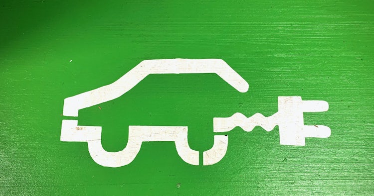 Bußgeld droht: Elektroautos mit E-Kennzeichen brauchen Umweltplakette!